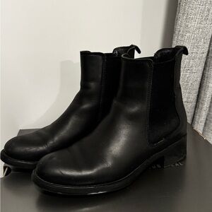 La Canadienne Classic Black Chelsea Boots